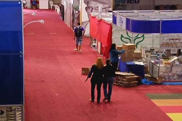 Feirantes guardam material em exposição na Bienal do Livro de Minas (Reprodução / TV Alterosa ) Feirantes guardam material em exposição na Bienal do Livro de Minas (Reprodução / TV Alterosa )