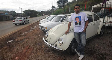 O comerciante Rodrigo Placídio revende carros em plena BR-381
