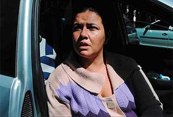A dona de casa Elaine Aparecida dos Santos Venâncio não sabia ontem como falar às duas crianças sobre a morte de seu marido Valtair (Paulo Filgueiras/EM DA Press)