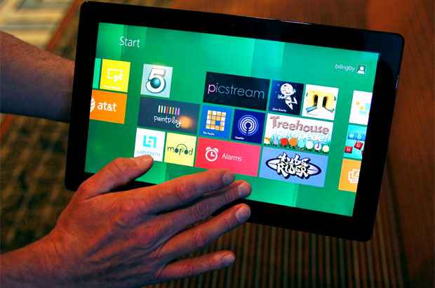 O novo sistema operacional da Microsoft não tem o  menu 'Iniciar' e liga mais rápido do que a versão anterior. (REUTERS/Alex Gallardo)