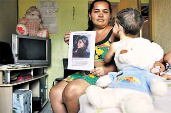 Gildene Nery com reprodução da foto da filha Beatriz Nery da Silva, desaparecida há dois anos, em Brasília, onde vive a família (Marcelo Ferreira/CB/D.A Press)