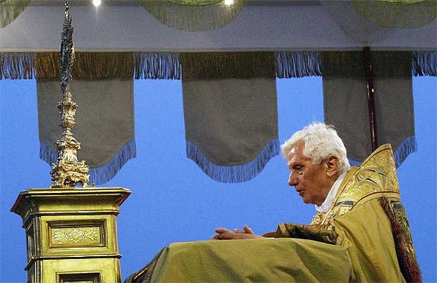 Bento XVI aparentava cansaso durante a festa de Corpus Christi celebrada na capital italiana ( REUTERS/ Max Rossi ) Bento XVI aparentava cansaso durante a festa de Corpus Christi celebrada na capital italiana ( REUTERS/ Max Rossi )