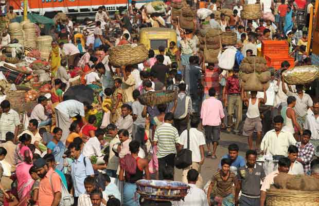 Cidades cada vez mais populosas, como na Índia, estão saturadas e repletas de problemas de mobilidade, saneamento, poluição e moradia (Rupak De Chowdhuri/REUTERS)