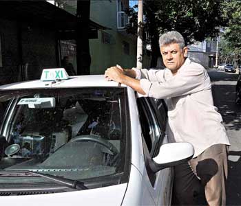 'O número de carros aumentou aqui no ponto e mesmo assim é difícil achar um disponível',  José Dias Mendes, taxista, que fica em ponto na Rua Palmira, na Serra (MARIA TEREZA CORREIA/EM/D.A PRESS)