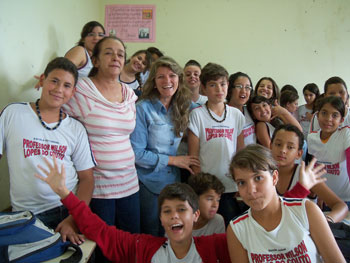 A professora Marilene Couto (ao centro) mobilizou estudantes de Bom Despacho para recuperar o rio Capivari (Marilene Araujo/Divulgação)