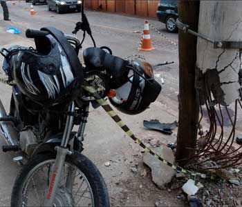 Em apenas  um acidente em janeiro na Avenida Vilarinho, em Venda Nova, na capital, morreram dois jovens, depois de choque de moto em poste (Rodrigo Clemente/Esp. EM/D.A Press - 7/1/12)