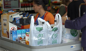 O belohorizontino pode comprar a sacola plástica biodegradável, com custo que varia de R$ 0,15 até R$ 0,22 (Jair Amaral/EM/D.A Press)