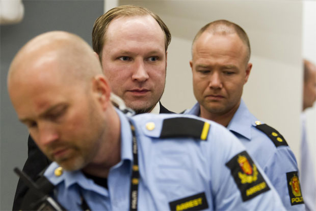 Breivik foi escoltado por policiais antes e depois do julgamento (REUTERS/Heiko Junge/NTB Scanpix/Pool )