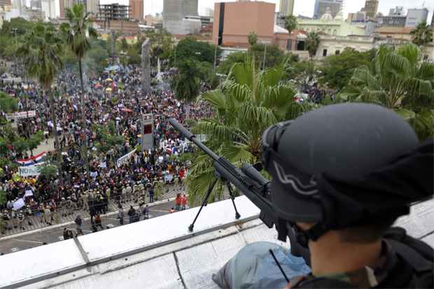 Multidão de apoiadores a Lugo se reúnem diante diante do Senado enquanto o impeachment é votado  (AFP PHOTO/NORBERTO DUARTE )