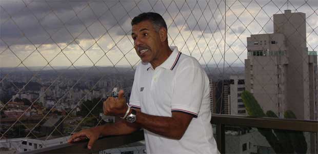 Subíamos os degraus para vermos as moças da sociedade mineira trocando de roupa com as janelas abertas. Era o máximo que fazíamos - Toninho Cerezo, ex-volante do Galo (Marcos Michelin/EM/D.A Press - 3/5/11) Subíamos os degraus para vermos as moças da sociedade mineira trocando de roupa com as janelas abertas. Era o máximo que fazíamos - Toninho Cerezo, ex-volante do Galo (Marcos Michelin/EM/D.A Press - 3/5/11)