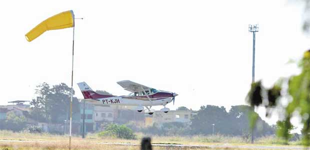 Gastos para encher o tanque das aeronaves na Pampulha são dobrados. Perda de tempo é outro incômodo (Alexandre Guzanshe/EM/D.A Press
)