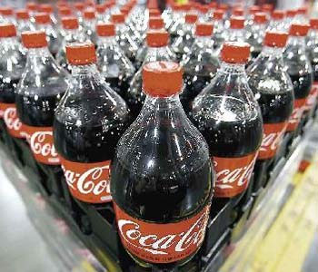Coca-Cola e sua rival PepsiCo tiveram que alterar a composição do corante caramelo devido a risco de câncer. Mudanças foram anunciadas em março (George Frey/REUTERS)