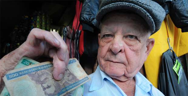 O vendedor Fernando Henrique Soares, de 74 anos, já recebeu salários em todo tipo de dinheiro usado no país (Beto Novaes/EM/DA Press)