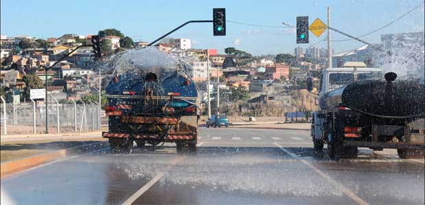 Caminhões foram usados para lavar a pista e preparar o local para a inauguração na manhã de hoje (Fotos: Marcos Michelin/EM/D.A. Press)