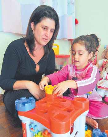 Aos 35 anos, Letícia Ceolin, com a filha, de 4: 'Foi difícil conviver com a minha hiperatividade' (MARCOS VIEIRA/EM/D.A PRESS)