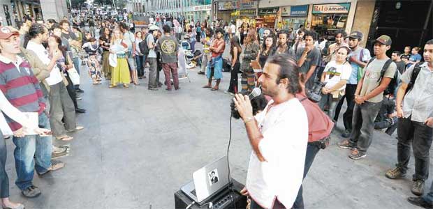 Artesão Rafael Lage comandou a manifestação contra a proibição de venda de trabalhos no Centro de BH  (Beto Magalhães/EM/D.A Press)