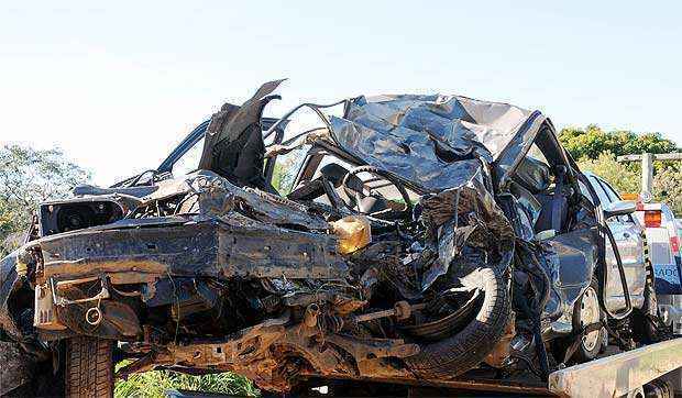 O primeiro carro atingido pela carreta ficou completamente destruído (Paulo Filgueiras/EM/D.A.Press) O primeiro carro atingido pela carreta ficou completamente destruído (Paulo Filgueiras/EM/D.A.Press)