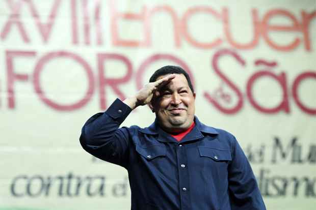 Hugo Chávez saúda participantes do Foro de São Paulo realizado em Caracas, na Venezuela (REUTERS/Miraflores Palace/Handout )