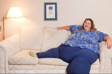 Pauline Potter mostra o certificado de mulher mais gorda  do mundo (REPRODUÇÃO / Huffington Post)