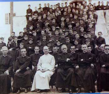Turma de 1959 do Seminário Menor com os padres lazaristas sentados à frente e os meninos, de batinas pretas, de pé (beto novaes/em/d. a press/Reprodução)