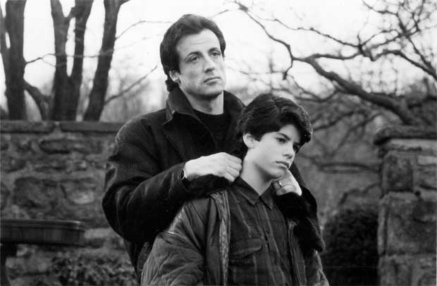  Sylvester Stallone em cena ao lado do fiho Sage Stallone no filme 'Rocky V', de 1990 ( (REUTERS/Courtesy MGM/UA/Handout ))