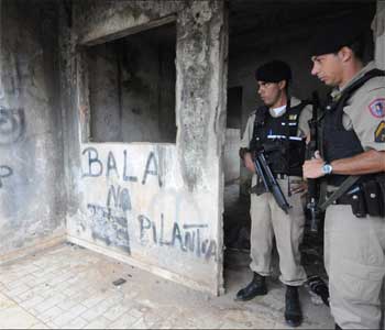 Policiais vistoriam casa usada por traficantes em Pouso Alegre: Polícia Civil  cobra mais delegados ( Beto Magalhães/EM/D.A PRESS)
