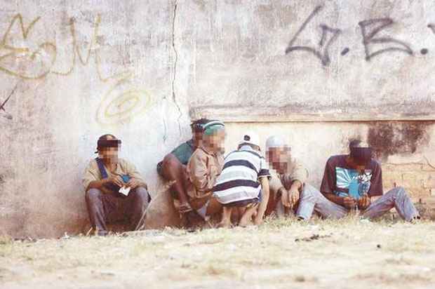 Dois adolescentes (ao centro) acompanham adultos que usam crack no Bairro Lagoinha: famílias desestruturadas contribuem para problema (Beto Magalhaes/EM/D.A Press)