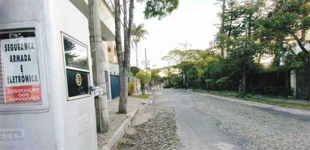 Apesar do aparato ostensivo de vigilância privada, moradores se queixam que se tornaram reféns dos assaltos (Cristina Horta/EM/D.A Press) Apesar do aparato ostensivo de vigilância privada, moradores se queixam que se tornaram reféns dos assaltos (Cristina Horta/EM/D.A Press)