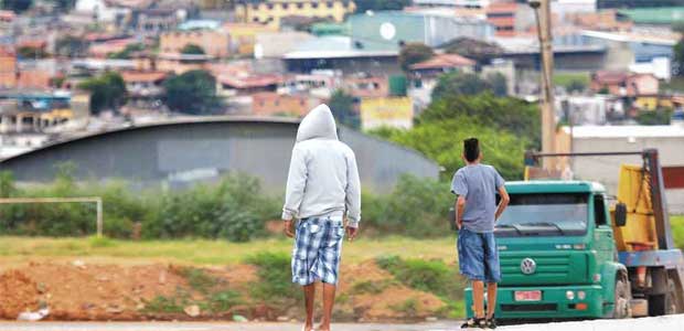 A vida na linha de risco: adolescentes se equilibram sobre mureta aguardando melhor momento de atravessar o movimentado Anel Rodoviário de Belo Horizonte (Alexandre Guzanshe/EM/D.A Press)