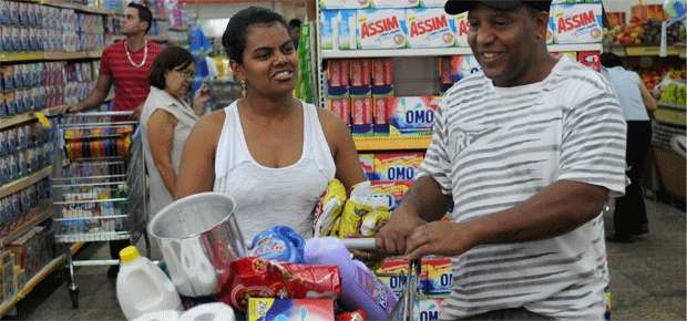 Luciene Silva Menezes e Itagiba Alves dos Santos não economizam na hora da limpeza (Gladyston Rodrigues/EM/DA PRESS)