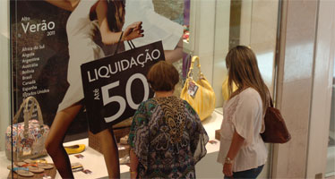 Vitrine de loja com mercadorias em liquidação atraem consumidores  (Alexandre Guzanshe/EM/D.A Press)