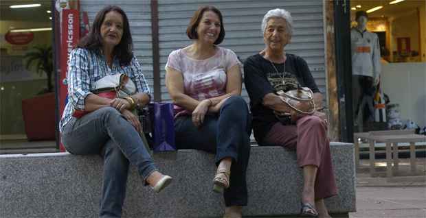 Durante o dia, praça convida para um bom passeio, como fizeram Marlise, Thaiza e Maria José (Cristina Horta/EM/DA Press)