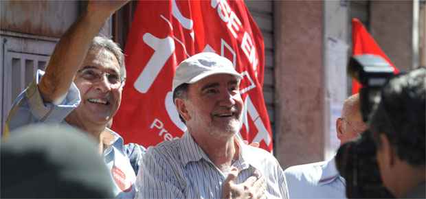 Patrus fez campanha neste domingo no Bairro Cabana, na Região Oeste de Belo Horizonte (Leandro Couri/EM/D.A Press)