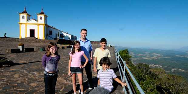 O professor Flávio Senra, de Belo Horizonte, aproveitou as férias para levar os sobrinhos Luís Felipe e Pedro, de Montes Claros, e Thainá e Maria Eduarda, de Juiz de Fora, para conhecer o santuário situado entre as montanhas (EULER JÚNIOR/EM/D.A PRESS) O professor Flávio Senra, de Belo Horizonte, aproveitou as férias para levar os sobrinhos Luís Felipe e Pedro, de Montes Claros, e Thainá e Maria Eduarda, de Juiz de Fora, para conhecer o santuário situado entre as montanhas (EULER JÚNIOR/EM/D.A PRESS)