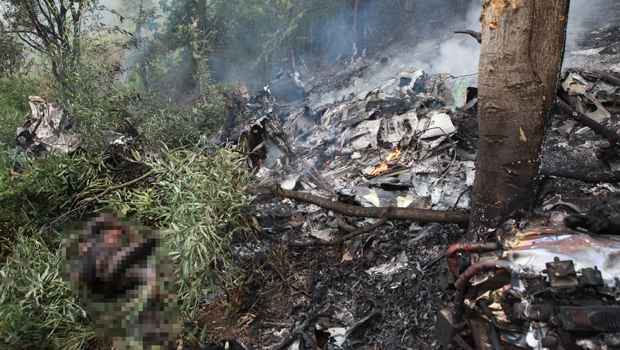 Destroços do avião que caiu em uma granja próxima ao Aeroporto de Serrinha (Fernando Priamo/Tribuna de Minas)