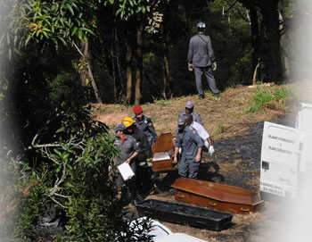 Equipes de resgate recolhem corpos do acidente com o avião da Vilma Alimentos (Marcelo Ribeiro/Tribuna de Minas ) Equipes de resgate recolhem corpos do acidente com o avião da Vilma Alimentos (Marcelo Ribeiro/Tribuna de Minas )
