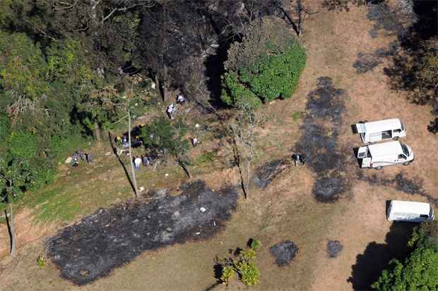 Imagem aérea mostra o local onde o bimotor caiu, acidente foi próximo da pista do Aeroporto da Serrinha, em Juiz de Fora (Marcelo Ribeiro/Tribuna de Minas ) Imagem aérea mostra o local onde o bimotor caiu, acidente foi próximo da pista do Aeroporto da Serrinha, em Juiz de Fora (Marcelo Ribeiro/Tribuna de Minas )