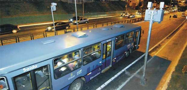 Aparelhos foram instalados nas laterais da pista sentido Bairro/Centro (Marcos Michelin/EM/D.A Press) Aparelhos foram instalados nas laterais da pista sentido Bairro/Centro (Marcos Michelin/EM/D.A Press)