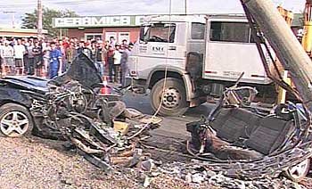 Carro partiu ao meio com o impacto da batida no poste (Reprodução TV Alterosa) Carro partiu ao meio com o impacto da batida no poste (Reprodução TV Alterosa)