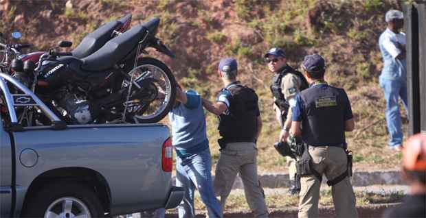  O carro que transportava motocicletas chamou a atenção dos policiais e quando abordado, eles constataram o mandado. (Edésio Ferreira/EM/DA Press)