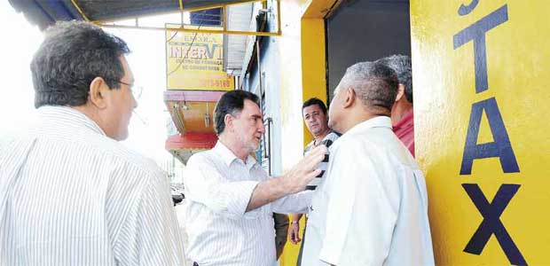 Patrus pediu votos durante a Feira Táxi, no sindicato da categoria
 ( Jair Amaral/EM/D.A Press)