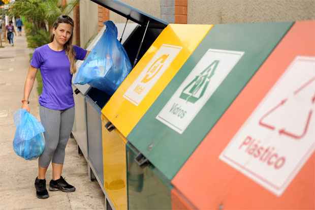  Simone Hanke luta para conscientizar os vizinhos e instalou recipientes para a coleta separada de resíduos sólidos no condomínio onde mora   (LEANDRO COURI/EM/D.A PRESS )