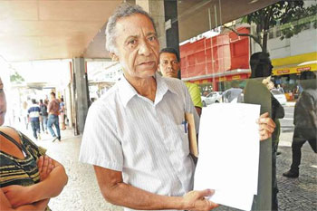 Antônio dos Santos procurou o juizado para questionar uma cobrança indevida de cartão de crédita. Sua audiência será só em 27 de setembro ( Jair Amaral/EM/D.A Press)