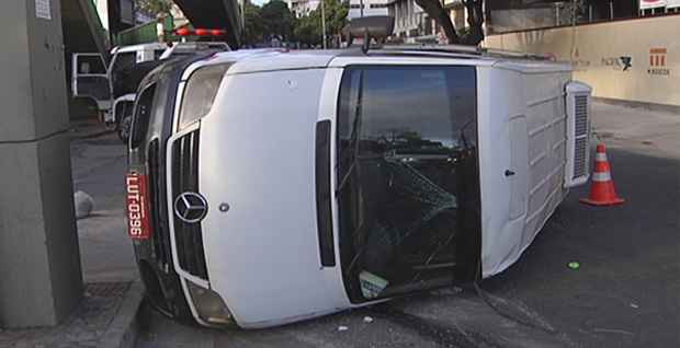 Somente o motorista estava na van, que vinha de Sabará, no momento do acidente. (Reprodução/TV Alterosa)
