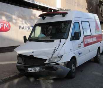 A frente da ambulância ficou danificada com o impacto da colisão (Paulo Filgueiras/EM/DA Press)