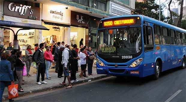 Os passageiros tiveram de deixar o coletivo e esperar outro ônibus (Tulio Santos/EM/D.A.Press)