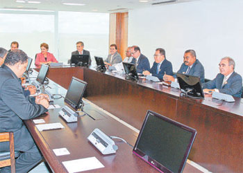 Sindicalistas com a presidente Dilma Rousseff: Isenção para o setor privado, negociada em março, fica em segundo plano (ROBERTO STUCKERT FILHO/PR %u2013 11/3/11)