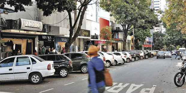 A capacidade do rotativo será reduzida em ruas das quatro áreas com as novas construções. O Barro Preto perderá 350 vagas para carros (Túlio Santos/EM/D.A Press - 25/6/12)