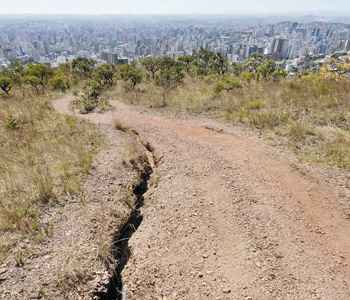 Pistas ilegais aumentam degradação da área, que devia ser protegida (Juarez Rodrigues/EM/D.A Press) Pistas ilegais aumentam degradação da área, que devia ser protegida (Juarez Rodrigues/EM/D.A Press)