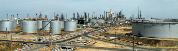Imagem mostra o complexo formado pelas refinarias Cardon, Amuay e Bajo Grande (AFP PHOTO / PDVSA)